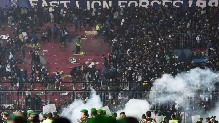 Indonesian soccer league match ends in riot, nearly 200 killed Indonesian soccer league match ends in riot, nearly 200 killed